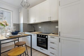 Fridge, oven, stovetop, dishwasher - Garbary 104C | Stylish Two-Person Studio | Poznan (Poznan)