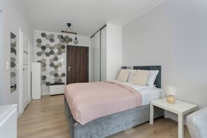 Iron/ironing board, WiFi, bed sheets