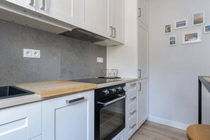 Fridge, oven, stovetop, dishwasher - Garbary 104C | Stylish Two-Person Studio | Poznan (Poznan)