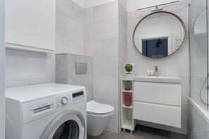 Douche, séchoir à cheveux, shampooing