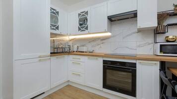 Jääkaappi, mikroaaltouuni, uuni, liesi