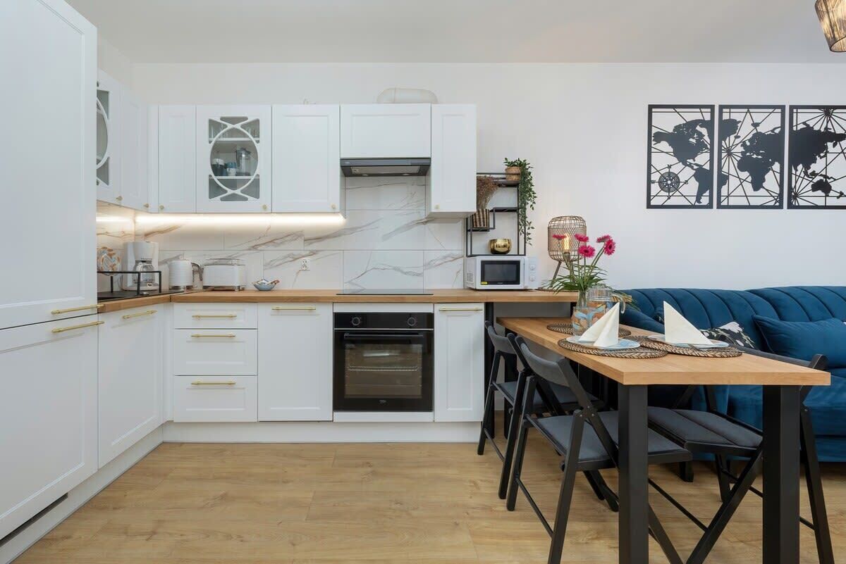 Jääkaappi, mikroaaltouuni, uuni, liesi