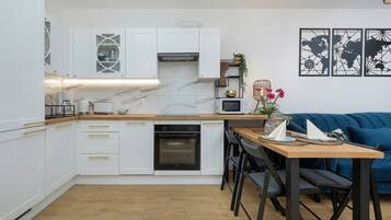 Een koelkast, een magnetron, een oven, een kookplaat