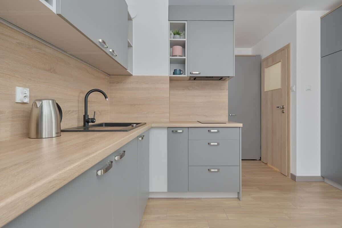 Frigorífico, microondas, placa de cocina y cafetera o tetera