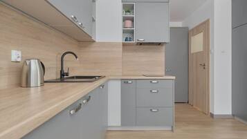 Refrigerador, microondas, parrilla de estufa y cafetera y tetera