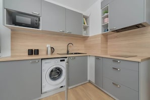 Kylskåp, mikrovågsugn, spishäll och kaffe- och tebryggare