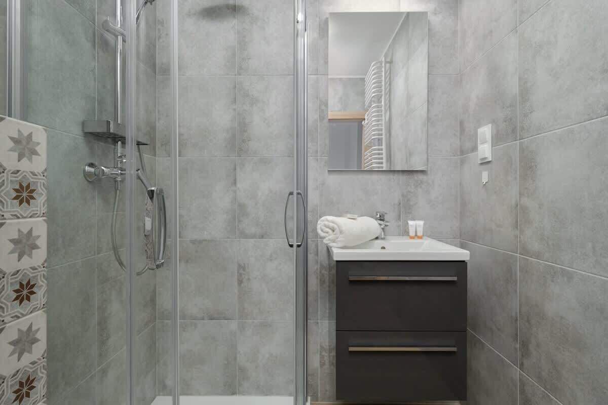 Shower, hair dryer, shampoo
