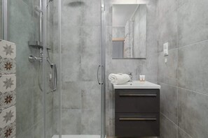 Shower, hair dryer, shampoo - Functional Studio in Wroclaw | Balcony and Workspace (Wroclaw)