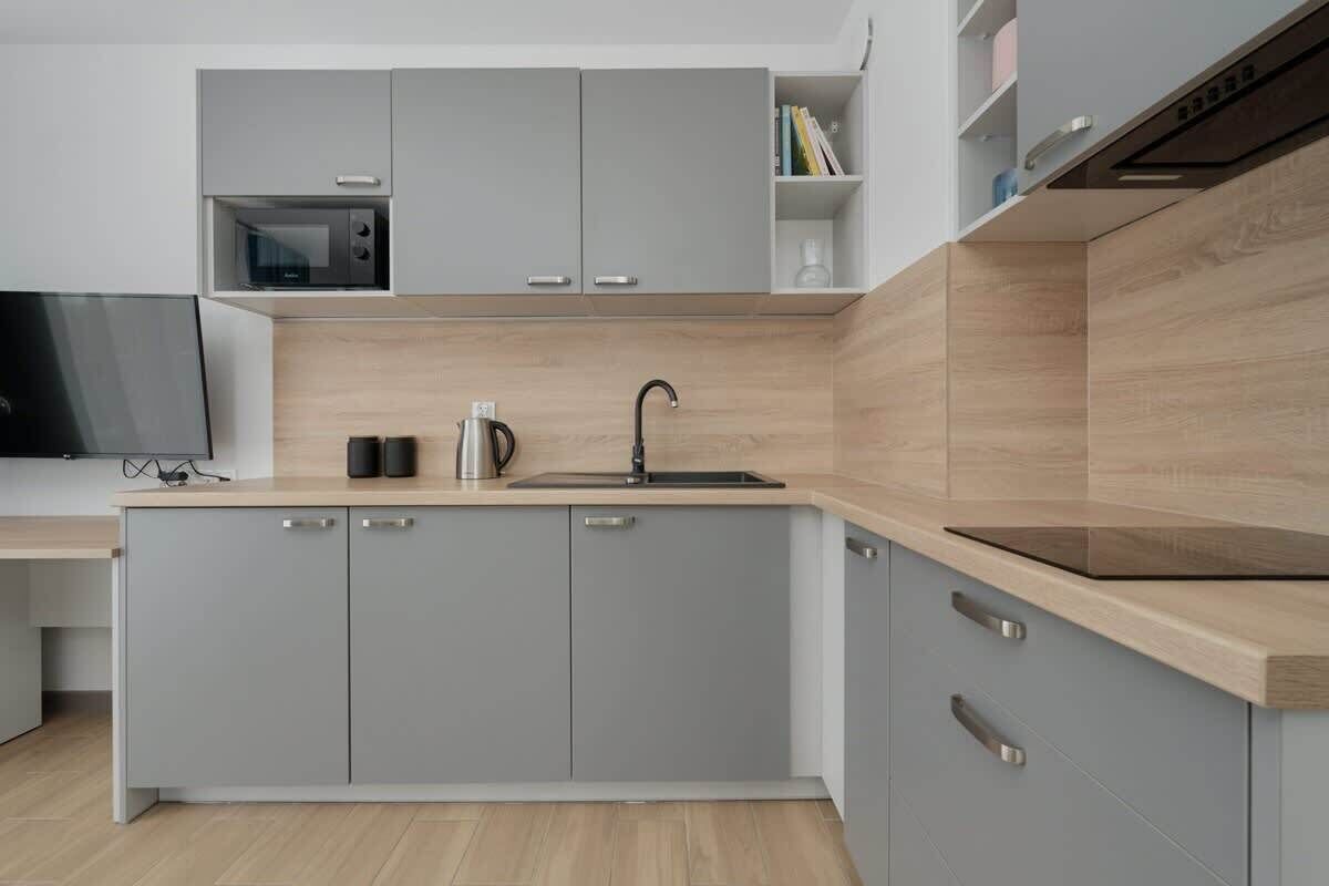 Refrigerador, microondas, parrilla de estufa y cafetera y tetera 