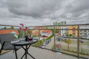 Outdoor dining - Functional Studio in Wroclaw | Balcony and Workspace (Wroclaw)