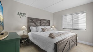2 bedrooms, desk, iron/ironing board, free WiFi - Beachfront Resort Condo  Ground Level  Easy Walk to Sand & Pools (St. Augustine)