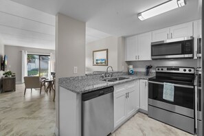 Køleskab, mikrobølgeovn, ovn, kogeplade