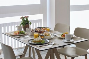 Desayuno a la carta diario (EUR 18 por persona)