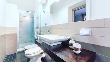 Brusehoved med spredningseffekt, hårtørrer, badekåber, bidet