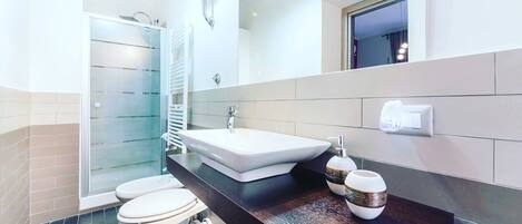 Hulu semburan mandi hujan, pengering rambut, jubah mandi, bidet
