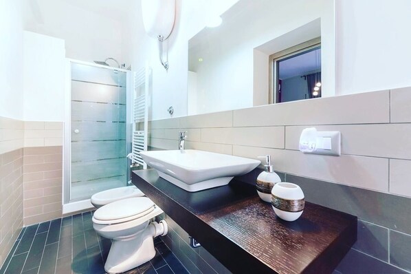 Rainfall showerhead, hair dryer, bathrobes, bidet - The Place to be & B (Rome)