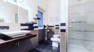 Elite-Dreibettzimmer | Badezimmer | Regendusche, Haartrockner, Bademäntel, Bidet