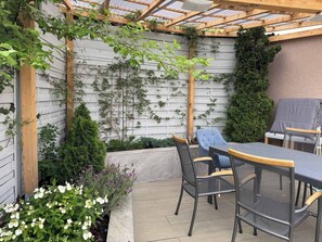 Outdoor dining - Big apartment with Parking, 30 min to Düsseldorf (Duisburg)