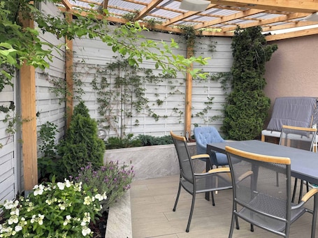 Outdoor dining. Big apartment with Parking, 30 min to Düsseldorf