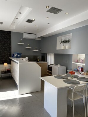 Panoramic Studio Suite, Terrace, Sea View | Living area | 40-inch Smart TV with digital channels, Netflix, streaming services - Apollonio Upper View Suites (Corinth)