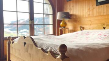 5 chambres, bureau, fer et planche à repasser, lit parapluie