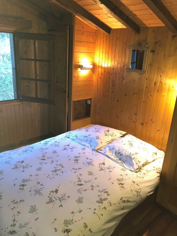 5 habitaciones, escritorio y tabla de planchar con plancha