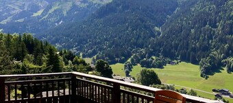 Beautiful family chalet for 10 people - large south-facing terrace!