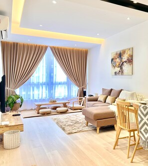 Leilighet – grand, 2 soverom, tilgjengelighetstilpasset, byutsikt | Oppholdsområde | En 48-tommers smart-TV med digitale kanaler samt TV-spill og Netflix