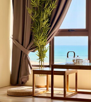 Klassiek appartement, 1 slaapkamer, niet-roken, uitzicht op zee | Woonkamer | Smart-tv, een videogameconsole, Netflix en streamingdiensten