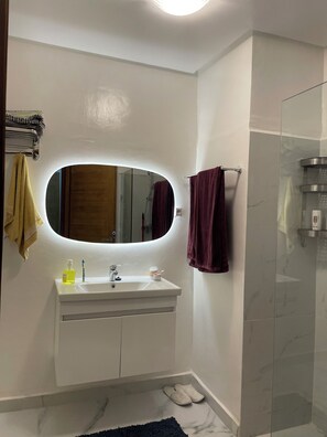 Shower, hair dryer, towels, soap - Appartement Guéliz Proche Gare de Marrakech (Marrakech)