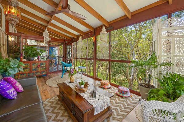 TV - Sandalwood - Two-bedroom holiday house surrounded by peaceful bushland (Dunbogan)