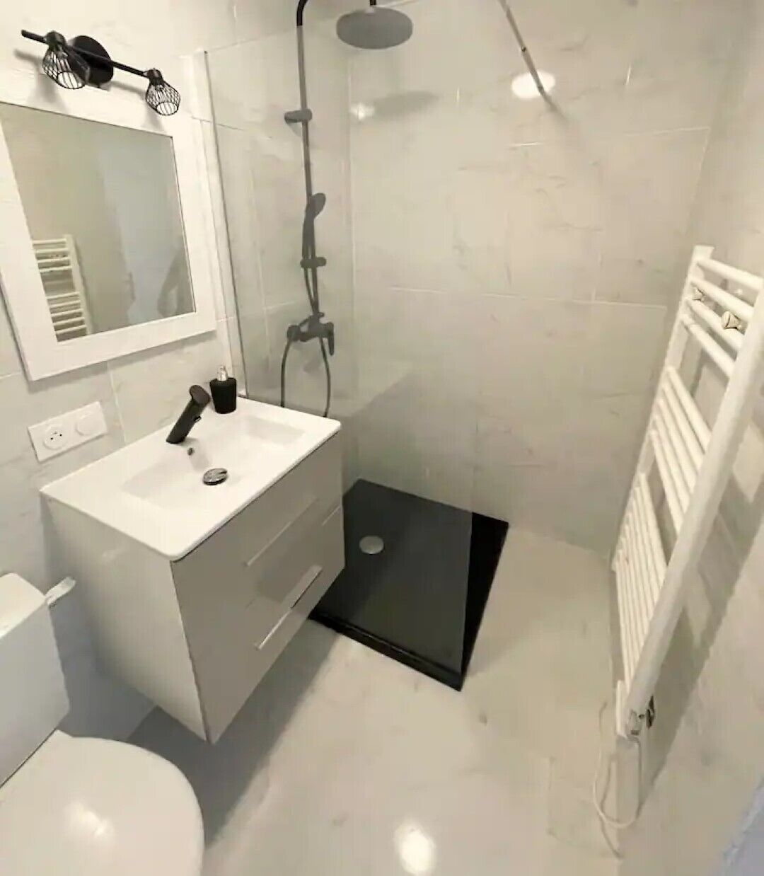 Dusche, Haartrockner, Bidet, Handtücher