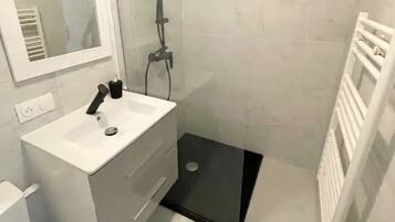 Dusche, Haartrockner, Bidet, Handtücher