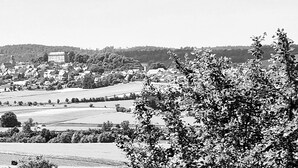 A black and white view of a rural village with houses, fields, and a prominent building on a hill. - Ferienwohnung Simon Platz für bis zu 4 Personen. Haustierfreundlich! (Diemelstadt)