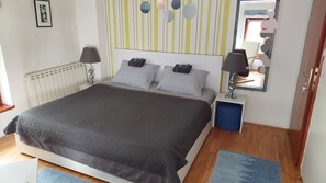 2 chambres, fer et planche à repasser, Wi-Fi, draps fournis