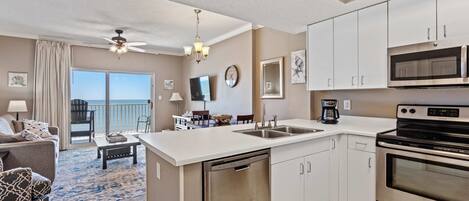 Refrigerador, microondas, horno, placa de cocina