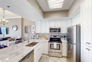 Kylskåp, mikrovågsugn, ugn och spishäll