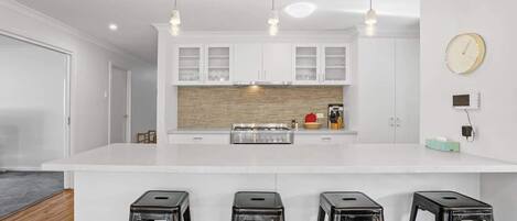 冷蔵庫、電子レンジ、オーブン、コンロ