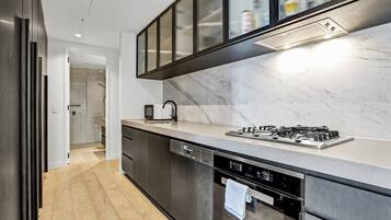 Een koelkast, een magnetron, een oven, een kookplaat