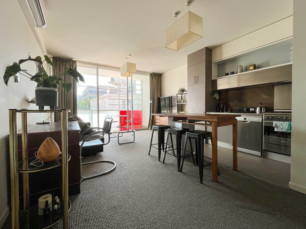 Geladeira, micro-ondas, cooktop, lava-louças