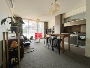 Kjøleskap, mikrobølgeovn, kokeplater og oppvaskmaskin