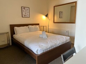 1 slaapkamer, een strijkplank/strijkijzer, wifi, beddengoed