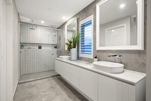 Douche, sèche-cheveux