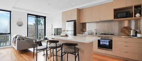 ثلاجة، ميكروويف، فرن، موقد طهي مسطح