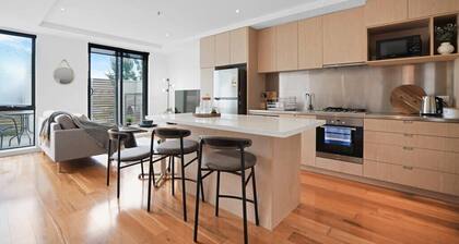 Hawksburn Village - 2 Bed Apt in Central Prahran