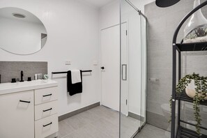 Shower, hair dryer - Invigorating Dromana Seaside Retreat w/private spa (Dromana)