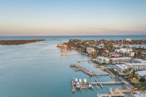 Marina - Cozy Beachside Escape with Spacious Backyard & Modern Furnishings (Fort Pierce)