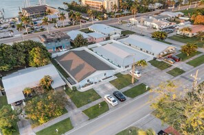 Vista aérea de una zona residencial con varias casas, un estacionamiento y una calle.