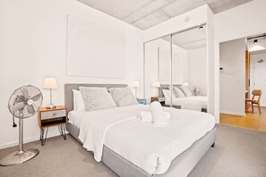 1 dormitorio, tabla de planchar con plancha, wifi y ropa de cama