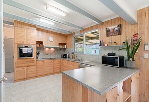 Jääkaappi, mikroaaltouuni, uuni, liesi